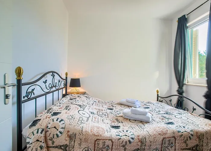 Apartman Family-friendly With Swimming Pool - 16655 Murter